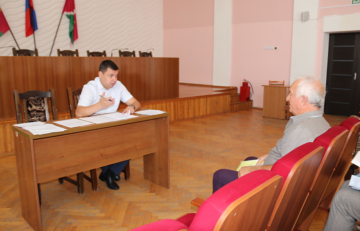 Исполняющий обязанности главы города Дмитрий Смирнов 